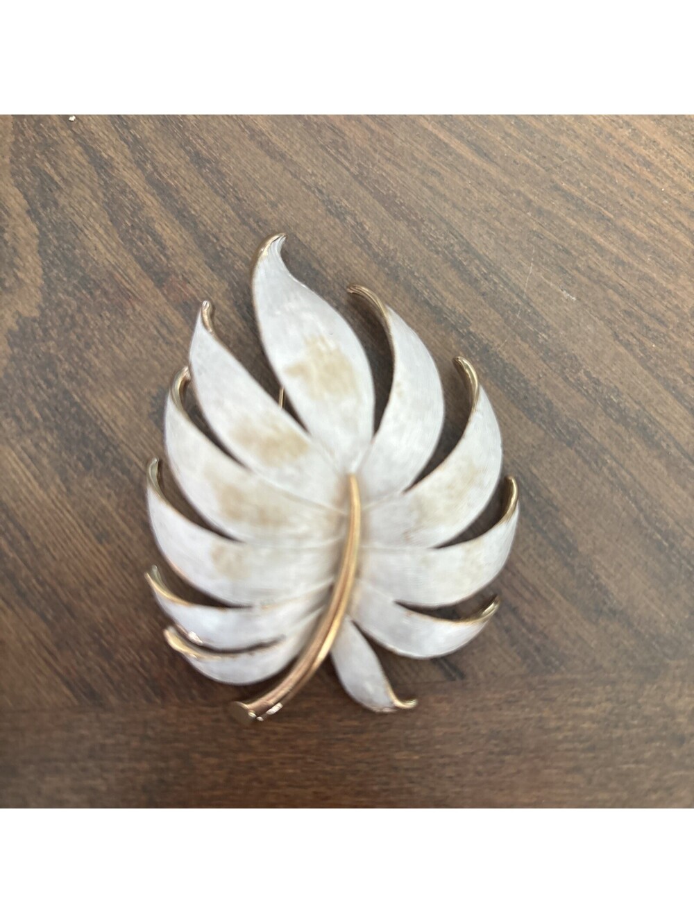 VINTAGE UNSIGNED SILVER TONED LEAF BROOCH